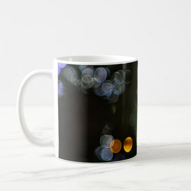 Parti av plastbehållare av färg som tillsatts kaffemugg (Vänster)