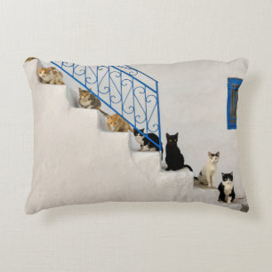 Partier med katter på en vit trappväg i en grekisk prydnadskudde