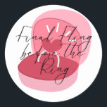 Partiklistermärken för Bachelorette Runt Klistermärke<br><div class="desc">Fira bruden som ska vara i stil med denna roligt och flirt "Slutlig färd före Ring"-dekalen! Med en fet förlovning ring-låda med en lekfull hjärtdesign är detta klistermärke perfekt för bachelorette-partifavörer, möhippa decor eller flickors nattliga essentiella material. Teckensnittet i eleganten lägger till ett glam-drag och skapar det som ett måste-ha-tecken...</div>
