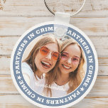 Partners i Crime BFF Simple Modern Anpassningsbar  Nyckelring<br><div class="desc">Denna enkla och moderna utformning består av serif-typografi och lägger till ett anpassningsbar-foto.</div>