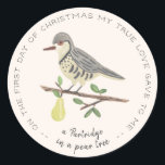 Partridge i Pear Träd Runt Klistermärke<br><div class="desc">Julillustration med 1 kil i ett päron träd,  färgad av Shelby Allison.</div>