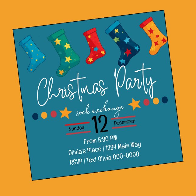 Party i Blue, Whimsique jul Sock Exchange Inbjudningar (Christmas Holiday sock exchange party invitation in blue with cute socks hanging ton top of card.)