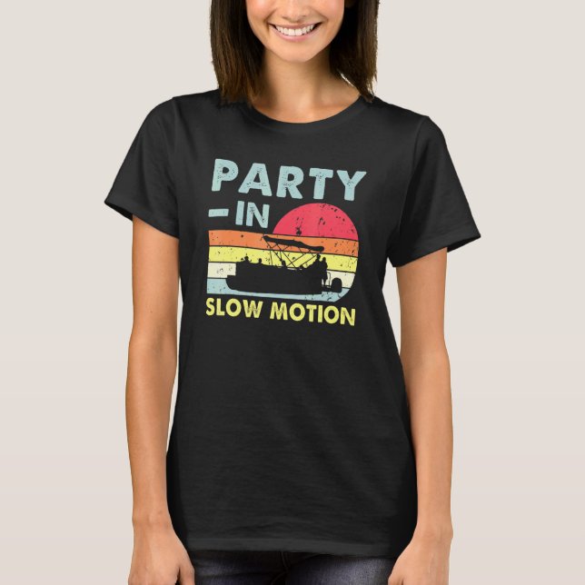 Party i den långsamma Rörelse-Pontoon Boat Retro-V T Shirt (Framsida)