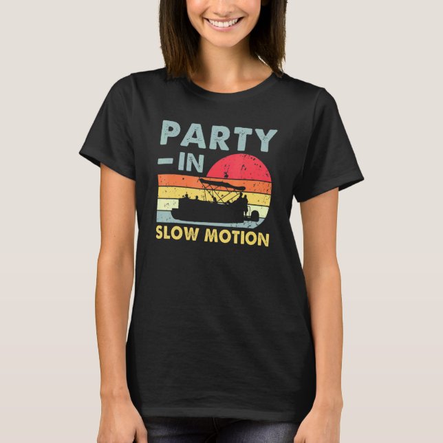 Party i den långsamma Rörelse-Pontoon Boat Retro-V T Shirt (Framsida)