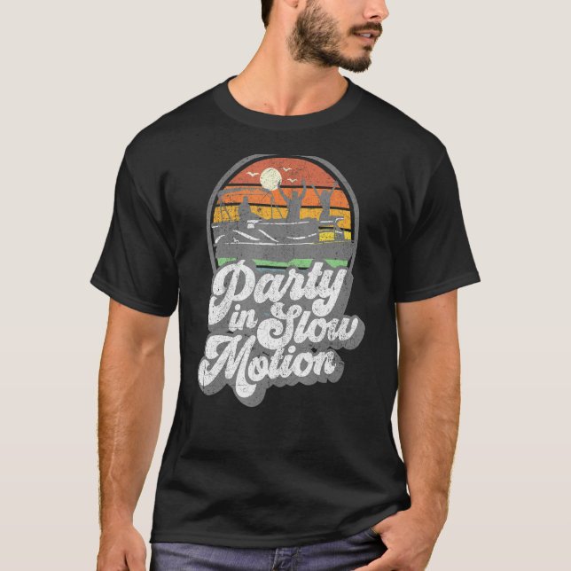 Party i långsamt Rörelse Retro Funny Pontoon Boat T Shirt (Framsida)