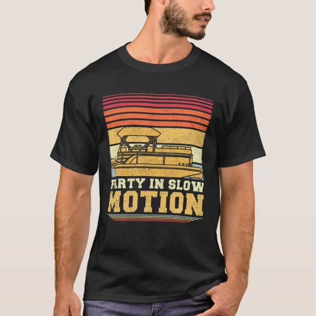 Party i Retro Pontoon-båten vid långsam Rörelse-Vi T Shirt (Framsida)