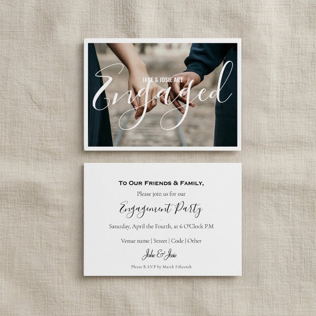 Party-kort för proklamerat-meddelande i Photo Whit Meddelande (Photo white border engaged announcement party card with elegant easy to read script.)