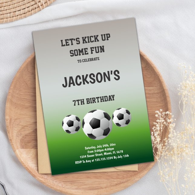 Party tema i roligt Grönt Football Inbjudningar (3 Balls Soccer Birthday Invitations)