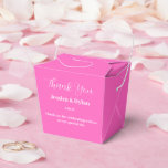 Party Treat Box Presentaskar<br><div class="desc">Partiets favoritruta visas i ett festive shock rosa färg. Anpassa det här objektet och ändra exempeltexten till din egen. Tips! Lägg till dina underbara behandlingar och lägg till lite festligt band.</div>