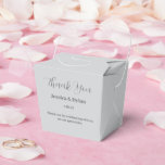 Party Treat Box Presentaskar<br><div class="desc">Partiets favoritruta visas i grått-ton färg. Anpassa det här objektet och ändra exempeltexten till din egen. Tips! Lägg till dina underbara behandlingar och lägg till lite festligt band.</div>