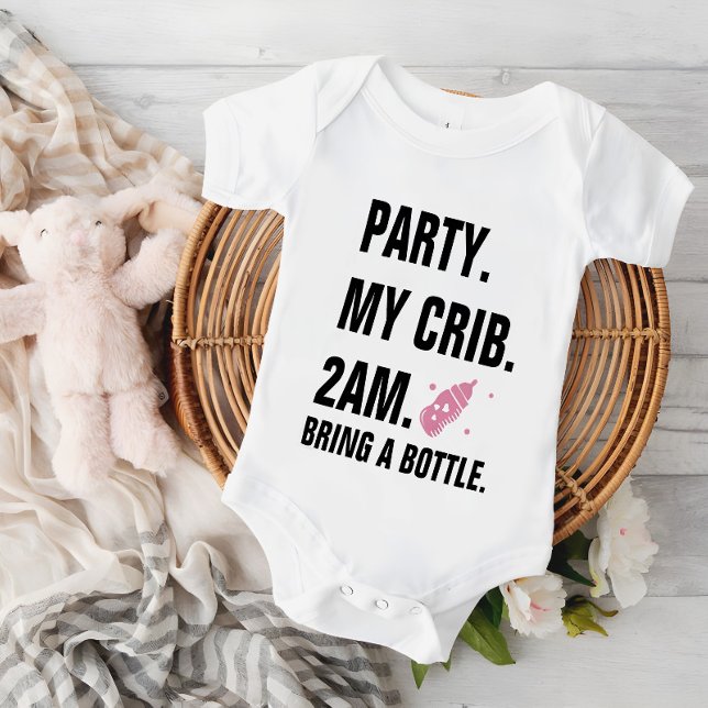 Party vid min crib - roligt nyfödd gåva - Lustigt  T Shirt (Skapare uppladdad)
