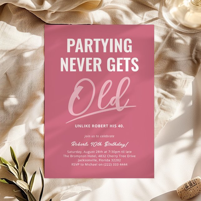 Partyn får aldrig gammal Rosa Vuxen födelsedag Inbjudningar (Skapare uppladdad)