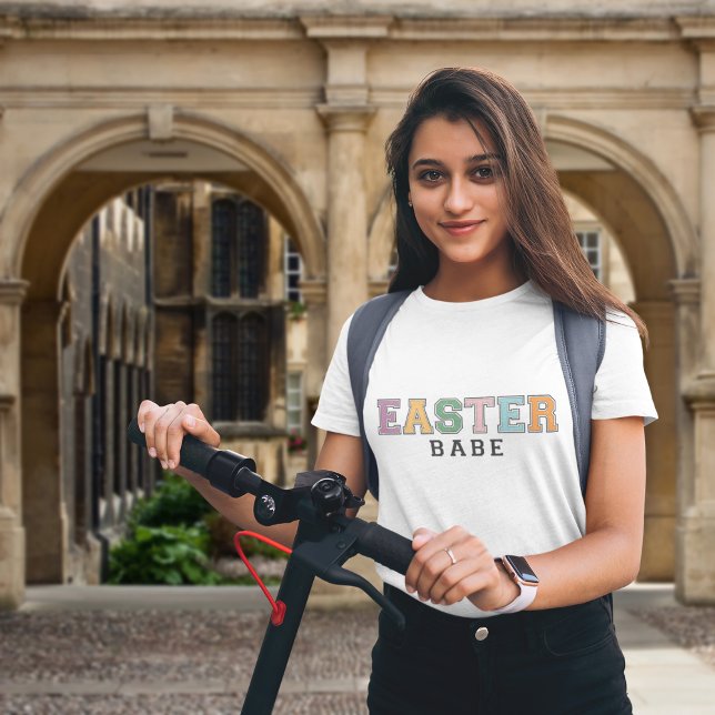 Påsk Babe Varsity Stil Text om vitt T Shirt (Skapare uppladdad)