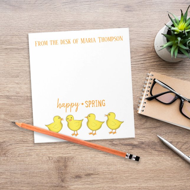 Påsk Chic Vår  Anteckningsblock (Happy Spring personalized desk paper with cute yellow chicks and seasonal header.)