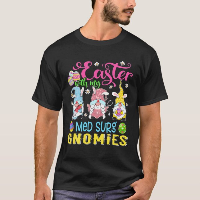 Påsk med min Med Surg Gnomies Funny Nurse Gnome T Shirt (Framsida)