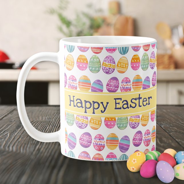 Påskägg Patternativ Colorful Personlig Namn Kaffemugg (A colorful mug with 'Happy Easter' words, Easter eggs pattern and personalized name on the back)