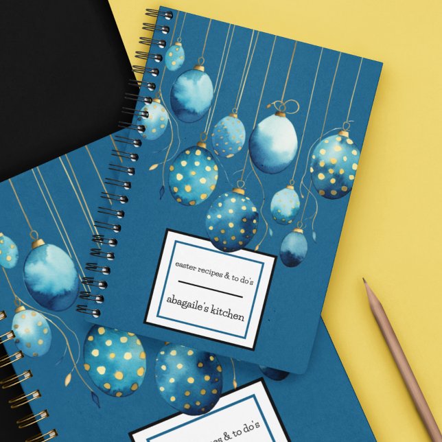 Påskäggen Glad påsk Bondi Blue Polka Dot Anteckningsbok (Blue and gold easter eggs spiral notebook you can personalize for Easter gifts. )