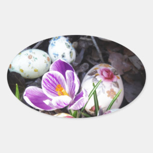 Påskäggen lila Crocus och Blommigt Ovalt Klistermärke