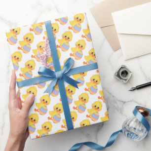 Påskchick och ägg som slår in papper presentpapper
