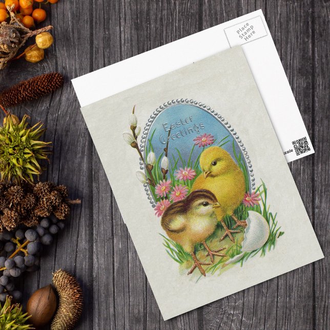 Påskhälsningar gula kycklingar blommor helg vykort (Two yellow chicks hatched egg flowers on Easter Greeting postcard.)