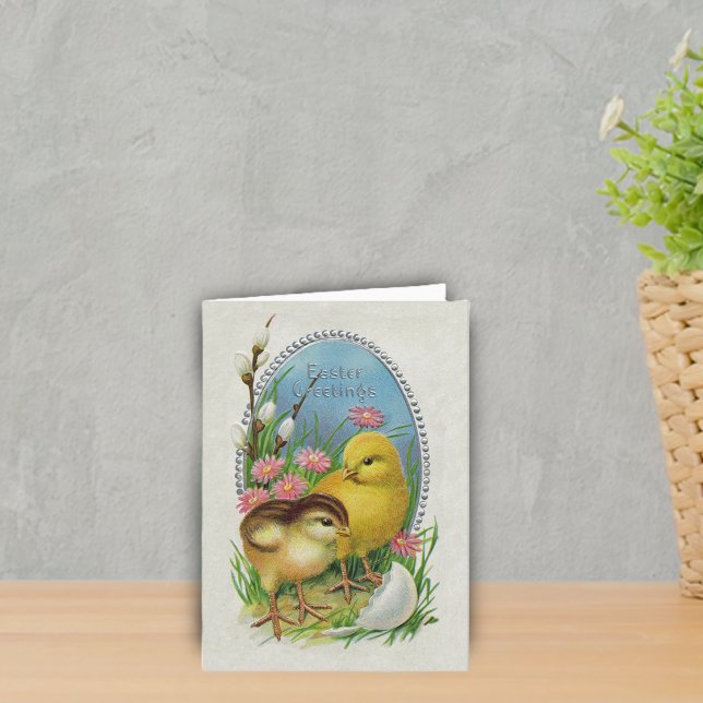 Påskhälsningar gula kycklingar blommor helgkort (Cute vintage yellow Easter chicks hatched from egg on blue white with flowers Easter Greeting Card.)