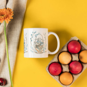Påskhare i basket och vår blommor Två-Tonad mugg
