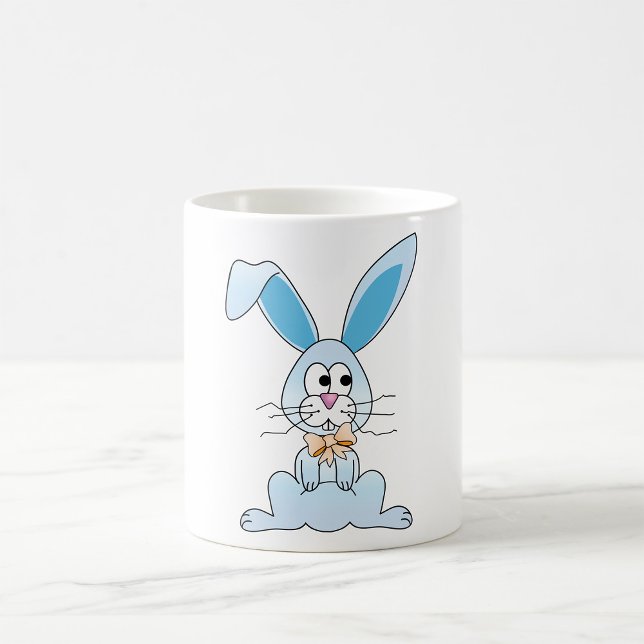 Påskhare med ett fält kaffemugg (Skapare uppladdad)
