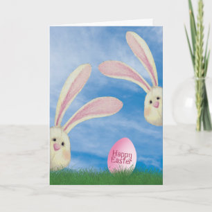 Påskhare med rosa ägg i gräs kort