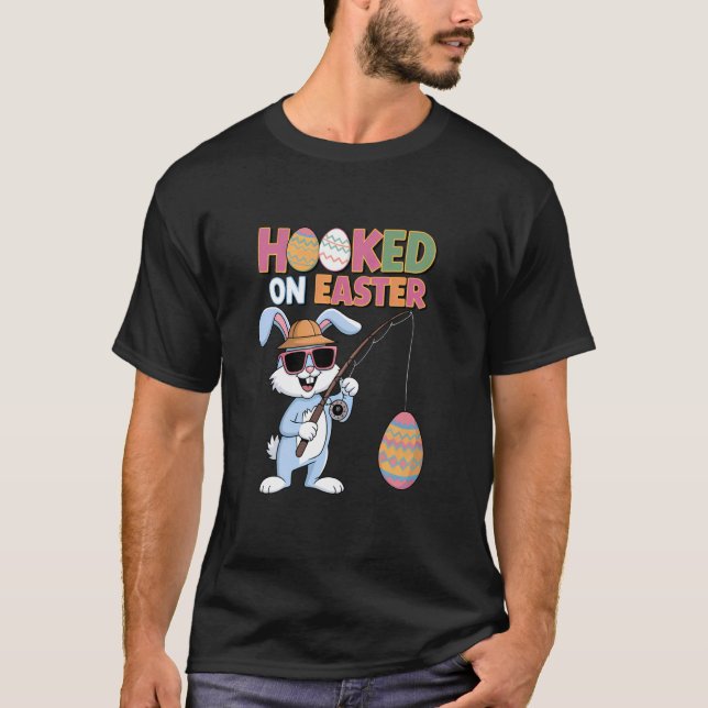 Påskharen fiskar fångar ägg Kul Högtid Påsk T Shirt (Framsida)
