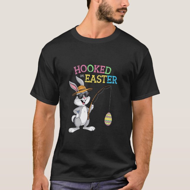 Påskharen fiskar fångar ägg Kul Högtid Påsk T Shirt (Framsida)