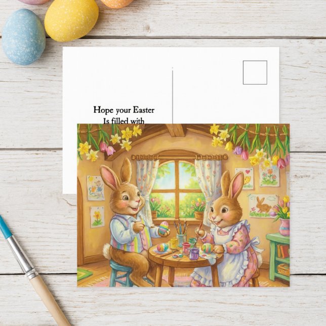 Påskharen Kaninfamilj Välkomstkort Helg Vykort (Whimsical Easter postcard with bunnies painting eggs in a cozy springtime cottage, full of charm)