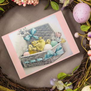 Påskkorg med kycklingar, ägg och blommor helgkort