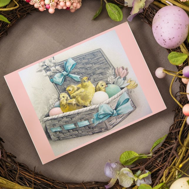 Påskkorg med kycklingar, ägg och blommor helgkort (Skapare uppladdad)