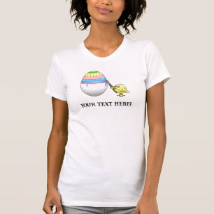 Påskkyckling målar ett färgglatt påskägg t shirt