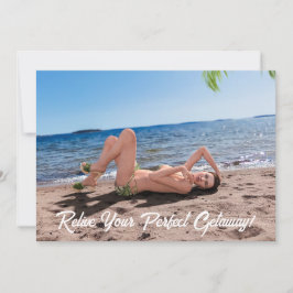 Påsklov Girl Ljuger på Sandy Beach Julkort