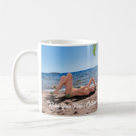 Påsklov Girl Ljuger på Sandy Beach Kaffemugg