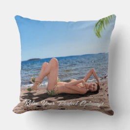 Påsklov Girl Ljuger på Sandy Beach Kudde