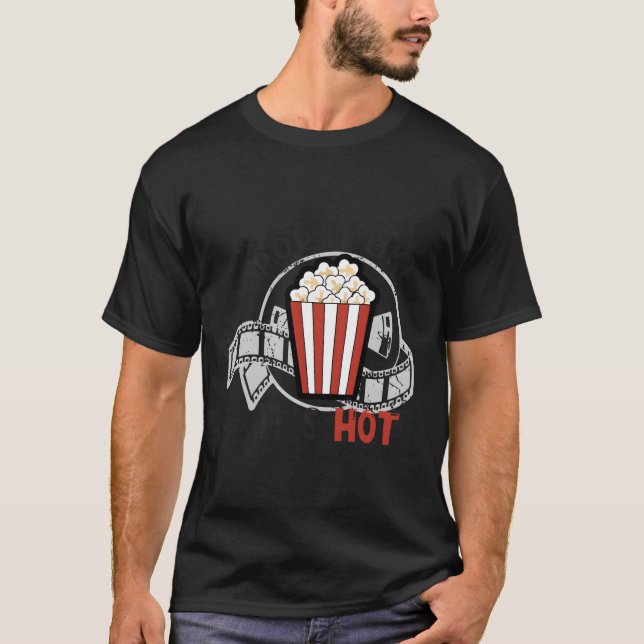 Passa den som Hettens familjefovie, nattlig popcor T Shirt (Framsida)
