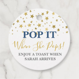 Passa det när hon pockar pojken gåvor etiketter