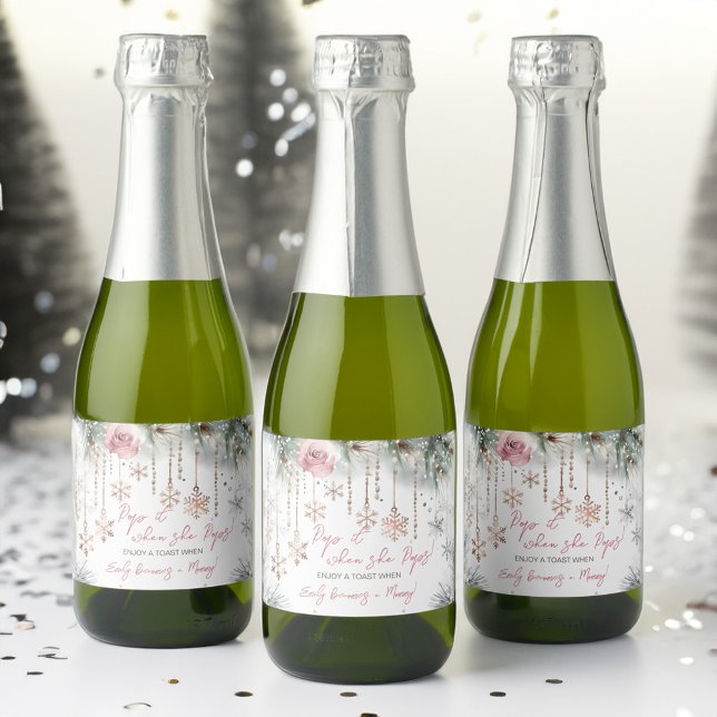 Passa det när hon poppar vintern babydusch. (Pop it when she pops winter baby shower favors sparkling wine label baby it's cold outside labels)
