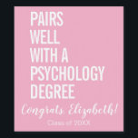 Passar Bra Till En Examen I Psykologi Vinflaska Etikett<br><div class="desc">Skål för dig, psykologexamen! Vi skålar för din fantastiska prestation med en speciell flaska vin med en personlig och rolig etikett. Designen visar upp en rosa bakgrund med fet vit text som lyder "Passar bra med en psykologexamen". Nedan är "Grattis, [namn]!" elegant skrivet i kalligrafi och "Klass 2024" visas i...</div>