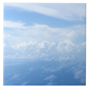 Pastel blå himmel, flytande vita moln kakelplatta