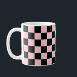 Pastel Black Rosa Checkerboard Mönster Kaffemugg<br><div class="desc">Retro och modernt trendig-styrd design,  med rosa och svart pastellkontroller,  schackbräde mönster. Checkerboard trendindekantering. Utformning av Pastellschackbrädet.</div>