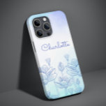 Pastel Blommigt Silhouette Overlay Personlig Namn<br><div class="desc">Pastel Blommigt Silhouette Overlay Personlig Namn iPhone 14 Plus Smart Phone Case har en pastellbakgrund med en blommigt övertäckning med personligen namn i ett calligraphy-skript som skrivs med elegant. Perfektens gåva till jul,  födelsedag,  Mors dag med mera. Designad av ©Evco Studio www.zazzle.com/store/evcostudio</div>