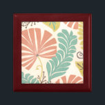 Pastel Blommigt Vines and Löv on Cream Background Smyckeskrin<br><div class="desc">Blommigt vinodlingar och löv i pastel färg är subjekt i biet av Erica J. Vess. Blandningen av pastellerna på krämbakgrunden hjälper målningen att framträda utan att sinnena överbelastas. Lägg den här tropiska tryckningen i ditt hem idag!</div>
