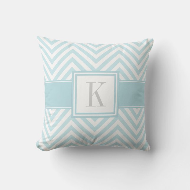 Pastel Blue Chevron Rand med Monogram Kudde (Framsida)