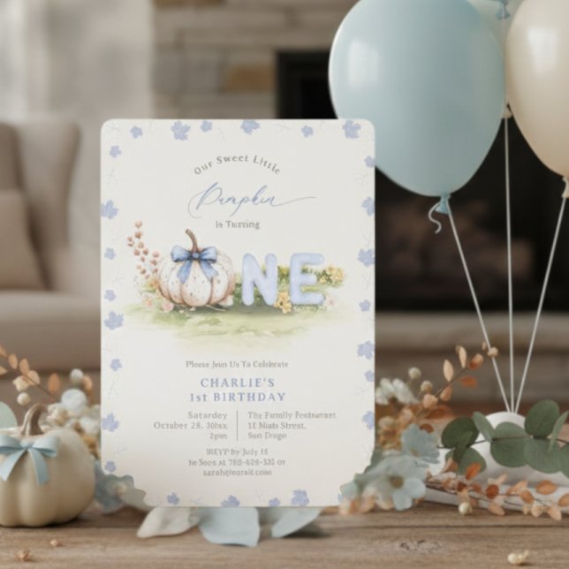 Pastel Blue Coquette Little Pumpkin 1:a födelsedag Inbjudningar (Pastel Blue Coquette Little Pumpkin 1st Birthday Invitation)