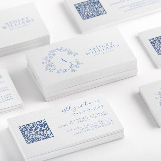 Pastel Blue Monogram Blommigt Vapensköld QR-kod Visitkort (Skapare uppladdad)