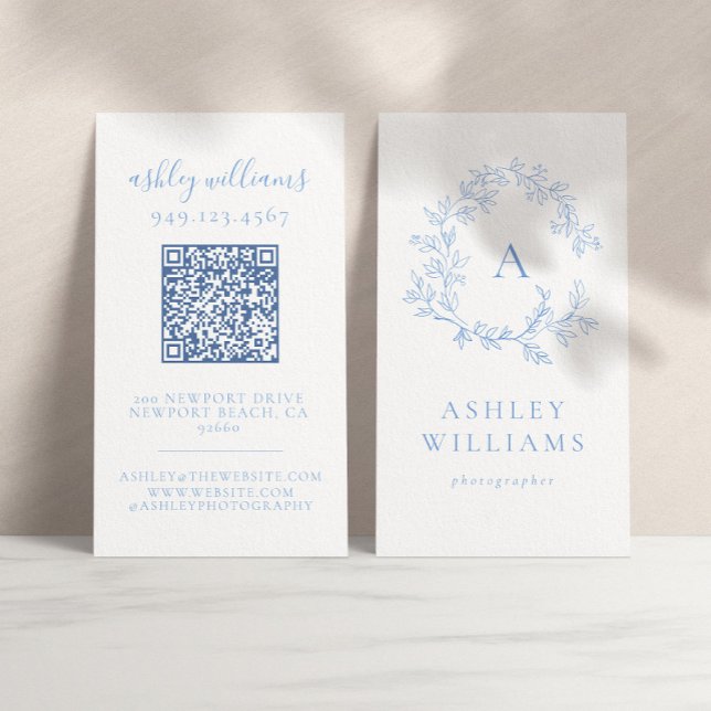 Pastel Blue Monogram QR Blommigt Vapensköld för QR Visitkort (Skapare uppladdad)