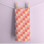 Pastel Coral Geometric Checkerboard Kökshandduk<br><div class="desc">Nyp om 1980-talets pulserande själ i ditt kök med den här kökshandduken för köket. Den här återinspirerade designen har ett levande schackbräde mönster i varma pastellhylsor, vilket ger en aning nostalgi till kulinariskt utrymme. Den leksamma kombinationen av färg tillför en roligt till vardagsmat i köket och gör dem till ögonblick...</div>